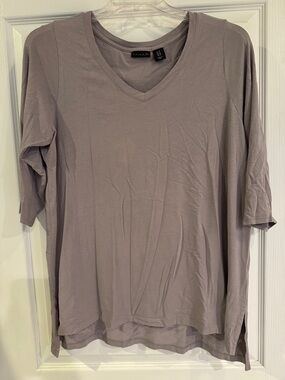 Tahari Light Taupe V-Neck 3/4 Sleeve Tee